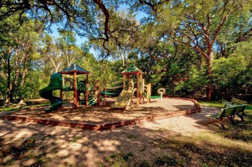 5406 Courtyard Dr, Austin TX 78730-5015 exterior