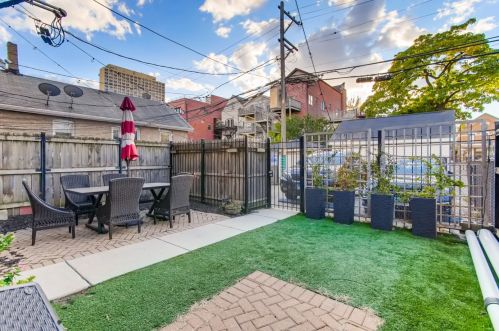 1256 Cleaver St, Chicago IL  60642-3333 exterior