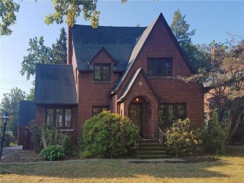 17455 Lake Ave, Cleveland, OH 44107-1147