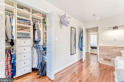 5637 Fenwick Dr, Alexandria VA 22303-1524 exterior