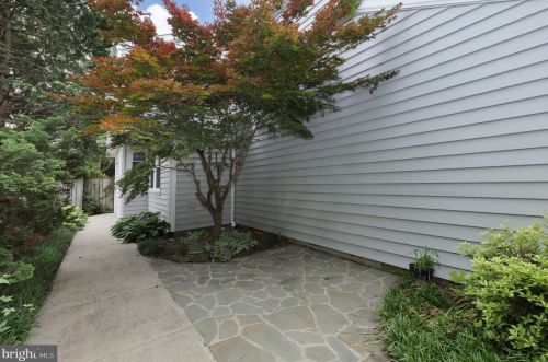 7502 Cross Gate Ln, Alexandria, VA 22315-4619