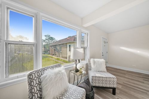 8642 Kingston Ave, Chicago IL  60617-2439 exterior