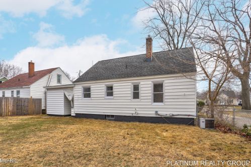 3013 Roosevelt Rd, Meskegon MI 49441-3905 exterior