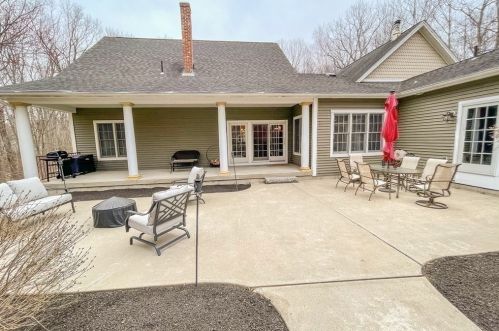 2 Camelot Dr, Worcester MA 01602-1318 exterior