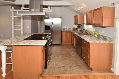 14 Lk St, Ellington CT 06029-3008 exterior