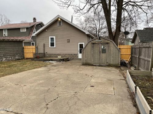 684 Isabella Ave, Meskegon MI 49442-4047 exterior