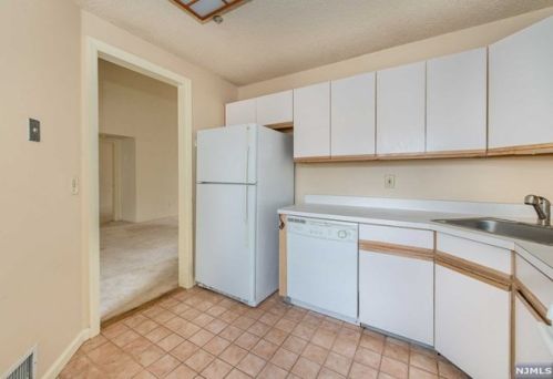 1382 York St, Mahwah NJ  07430-3265 exterior