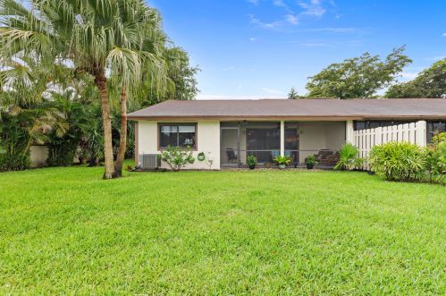 5 Mayfair Ln, Boynton Beach FL 33426-7717 exterior