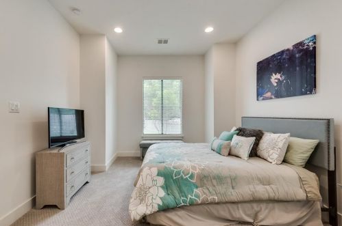 8518 Glencrest Ln, Dallas TX  75209-2632 exterior