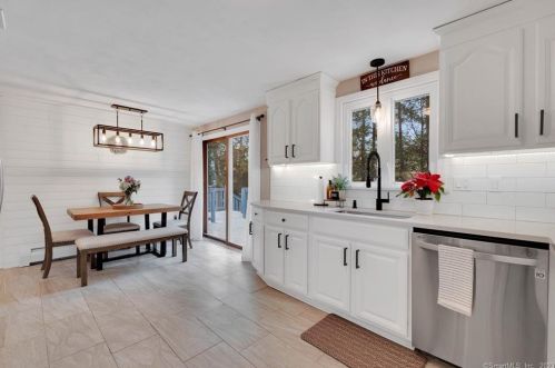 6 Stardust Dr, Enfield CT 06082-5722 exterior