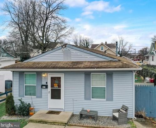 521 Riv Dr, Camden NJ 08110-2917 exterior