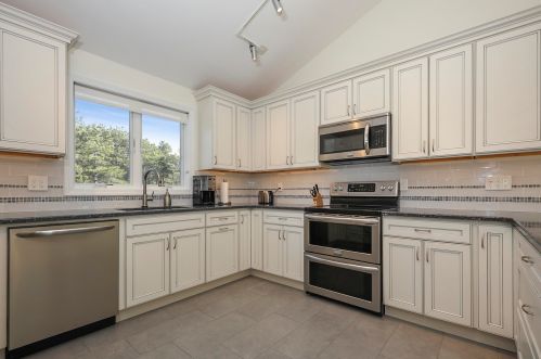 375 Hatch Rd, Eastham MA 02642-1847 exterior