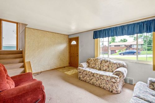 329 Frazier Dr, Pittsburgh, PA 15235-5256