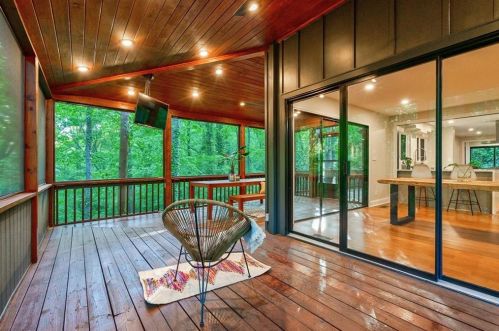 620 Colebrook Ct, Atlanta GA  30327-4710 exterior