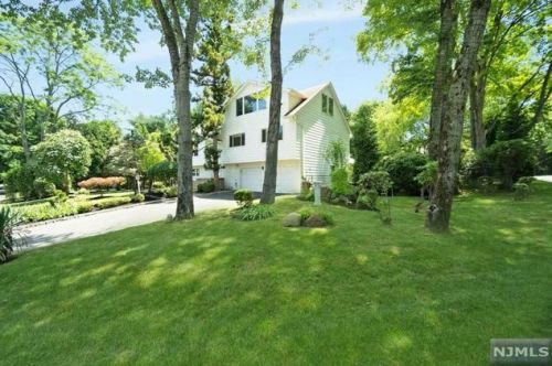 38 Evergreen Pl, Demarest, NJ 07627-2439