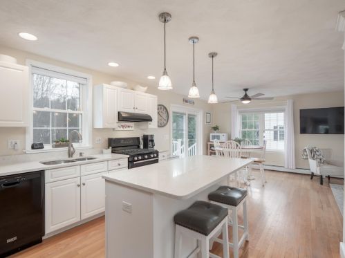 23 Greenleaf Dr, Seabrook, NH 03874-4045