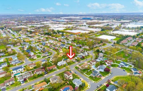 22 Plafsky Dr, Edison NJ 08817-2239 exterior