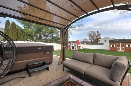 10 Cornflower Dr, Milford CT 06460-6974 exterior