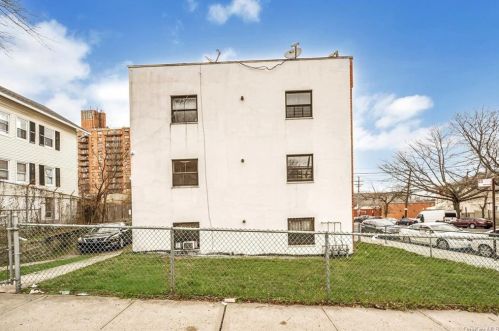 4175 Bronxwood Ave, Bronx NY 10466-4505 exterior