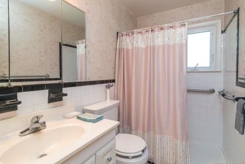 8 Cross St, Greenwich CT 06831-5006 exterior