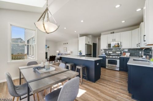 11 Bakley Ter, Town Center NJ  07052-2169 exterior