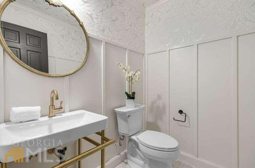 6160 Heards Creek Dr, Atlanta GA  30328-3635 exterior