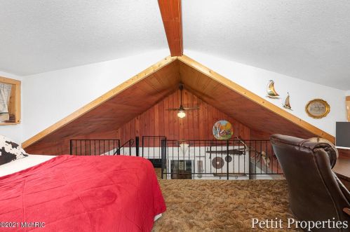 10049 Cressey Rd, Plainwell MI 49080-9044 exterior