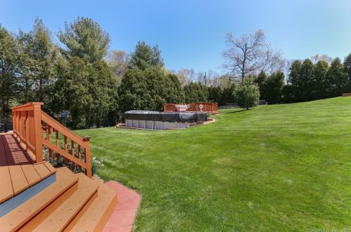 41 Brockett Farm Rd, North Haven CT 06473-3583 exterior