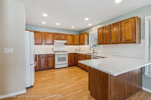 502 Brunswick Dr, Dewitt MI 48820-9189 exterior