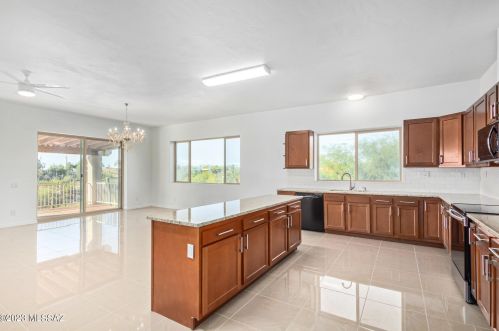 828 Cresta Loma Dr, Tucson AZ 85704-3706 exterior