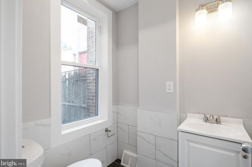 2418 4th St, Philadelphia PA  19148-3905 exterior