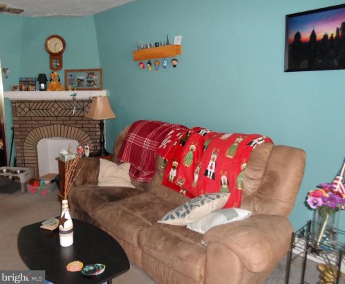 6147 Erdrick St, Philadelphia PA 19135-3516 exterior