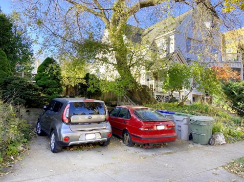 1457 Franklin Pl, Milwaukee WI  53202-2209 exterior