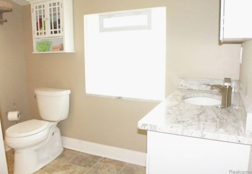 3322 Emmons Ave, Rochester MI 48307-5515 exterior