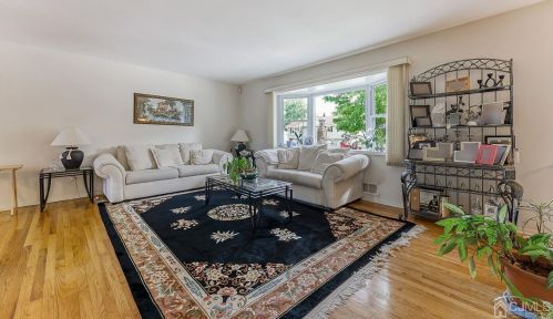 1 Charles Ct, Edison NJ 08820-2818 exterior