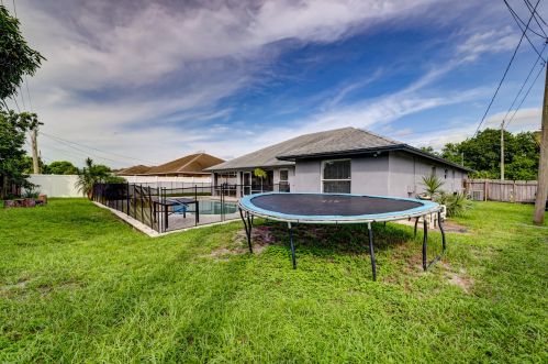 912 Paar Dr, Fort Pierce FL 34953-5623 exterior