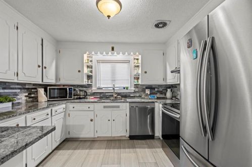 2467 Hartford Ave, Providence, RI 02919-1622