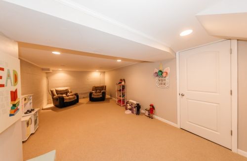 5926 Santa Monica Blvd, Milwaukee WI 53217-4619 exterior