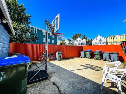 99 Vinton St, Providence, RI 02919-2330