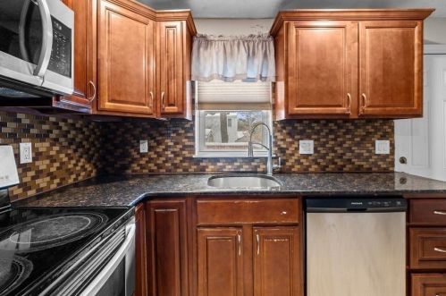 4 Ludington Rd, Worcester MA 01602-3223 exterior