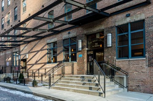 14 Peoria St, Chicago IL  60607-2628 exterior