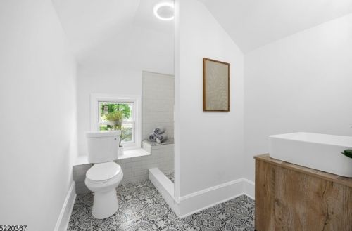 122 Ctr St, Clinton NJ 08809-1318 exterior