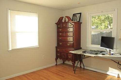 8 Roosevelt Blvd, Enfield CT 06082-2041 exterior