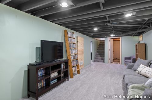 4041 Lester Dr, Grand Rapids MI 49525-1455 exterior