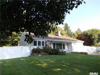 50 Old Town Ln, Hunt, NY 11743-2216