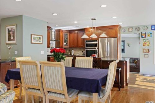 218 Woodsome Rd, Babylon NY 11702-3319 exterior