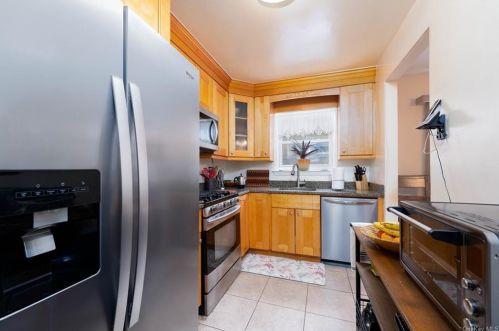 3917 De Reimer Ave, Bronx NY 10466-2128 exterior