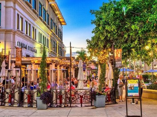 589 Beachwalk Cir, Naples FL 34108-8781 exterior