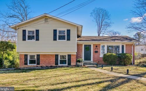 8008 Rockglen Ct, Springfield VA  22152-1835 exterior