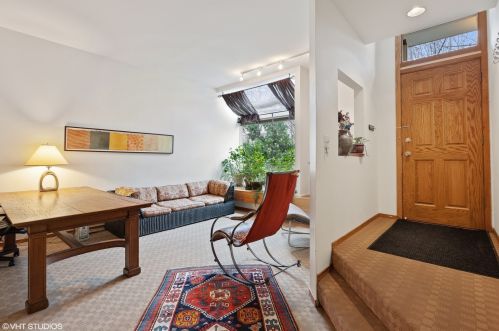 1014 Oakdale Ave, Chicago IL 60618-7324 exterior